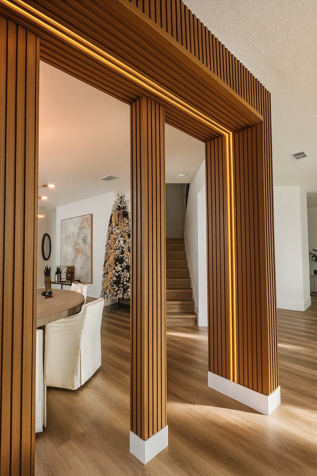 Arco curvo com painel ripado