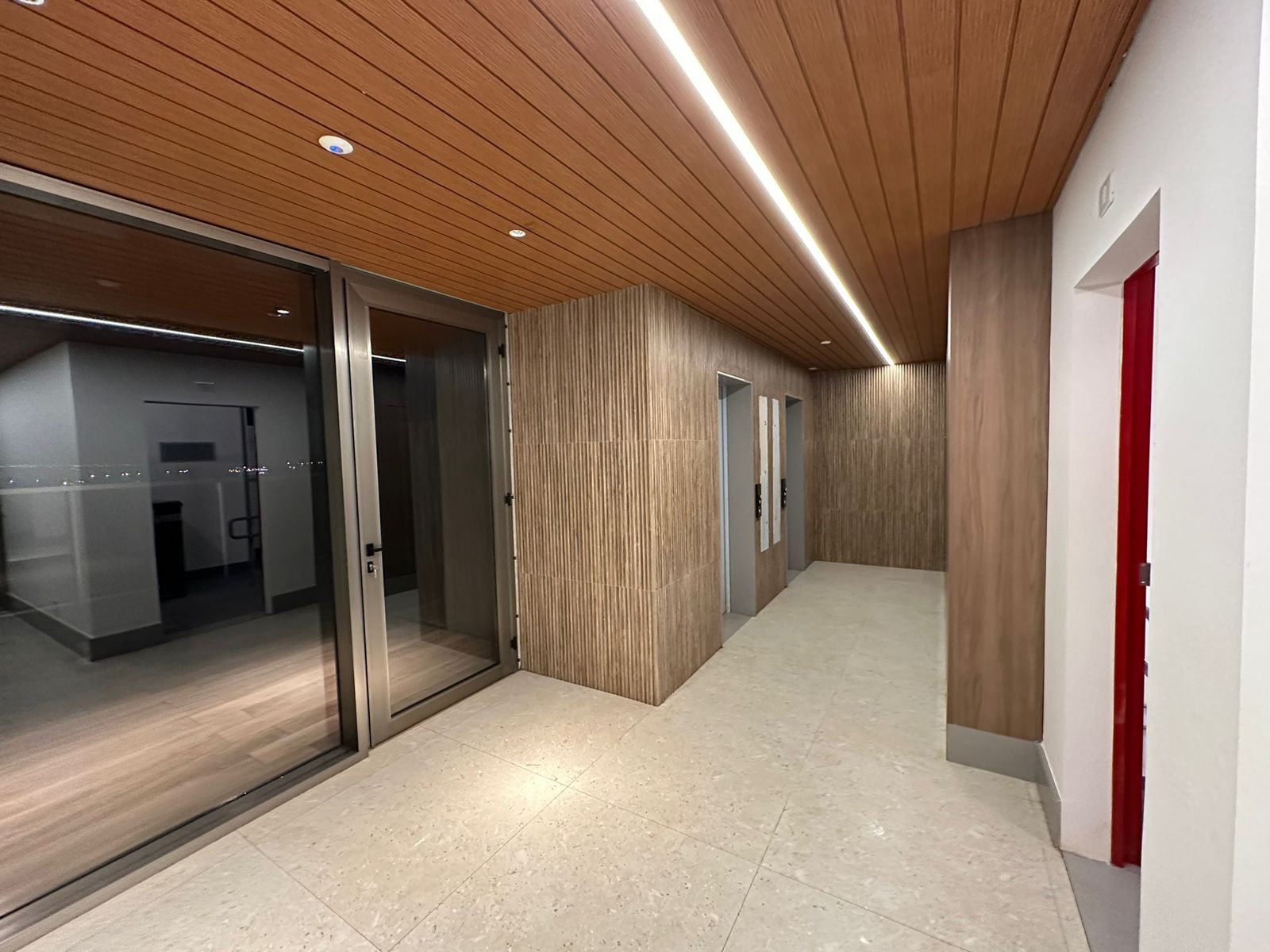 Corredor com LED no teto