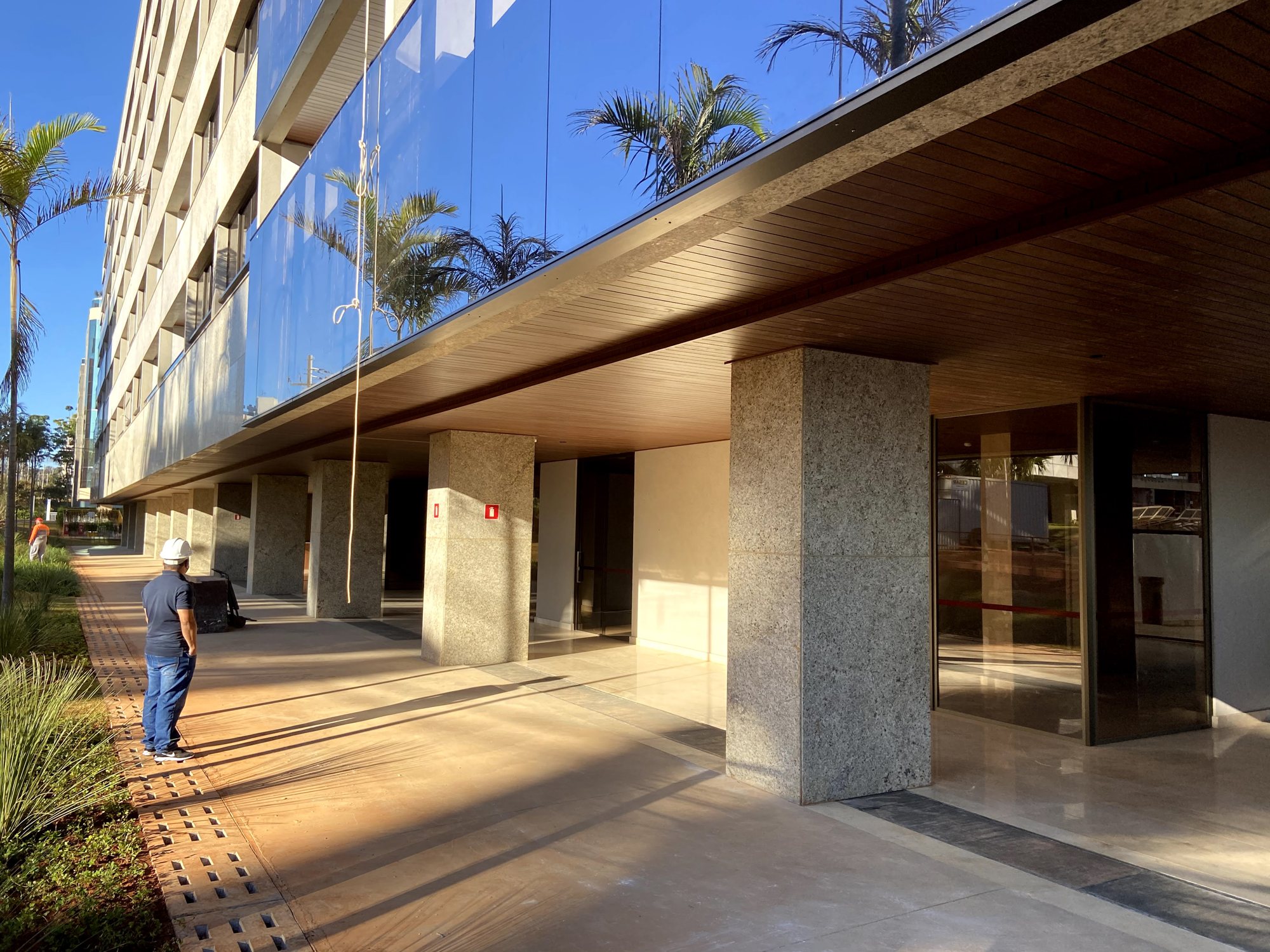 Fachada com forro ripado externo