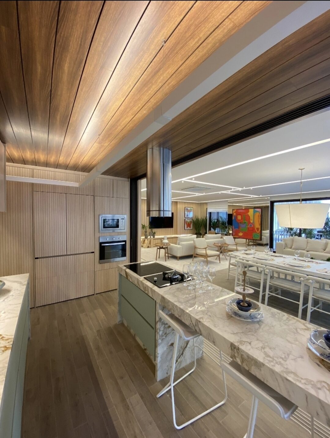 Cocina con cielorraso de listones