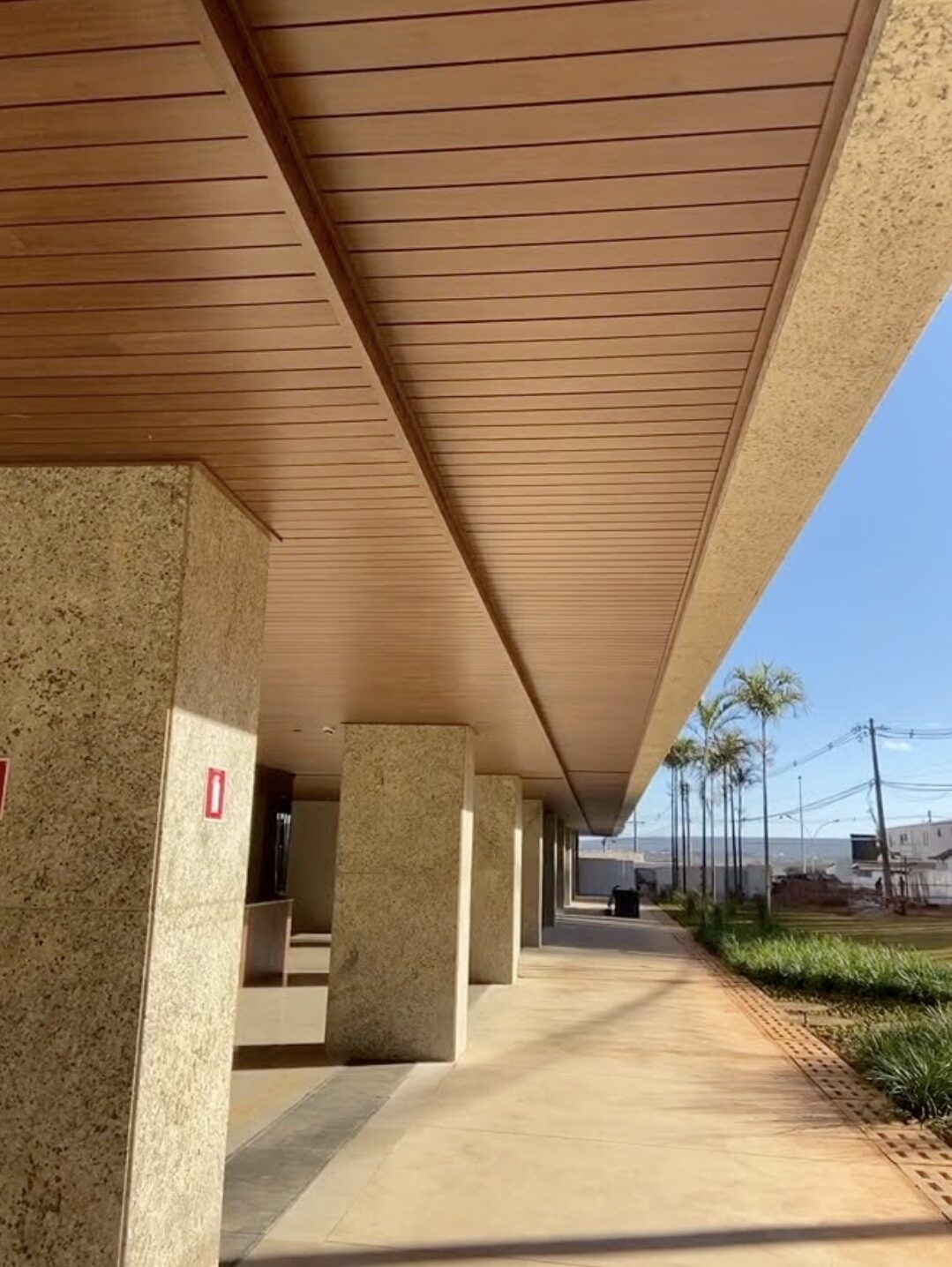 Balcón con cielorraso de listones exterior