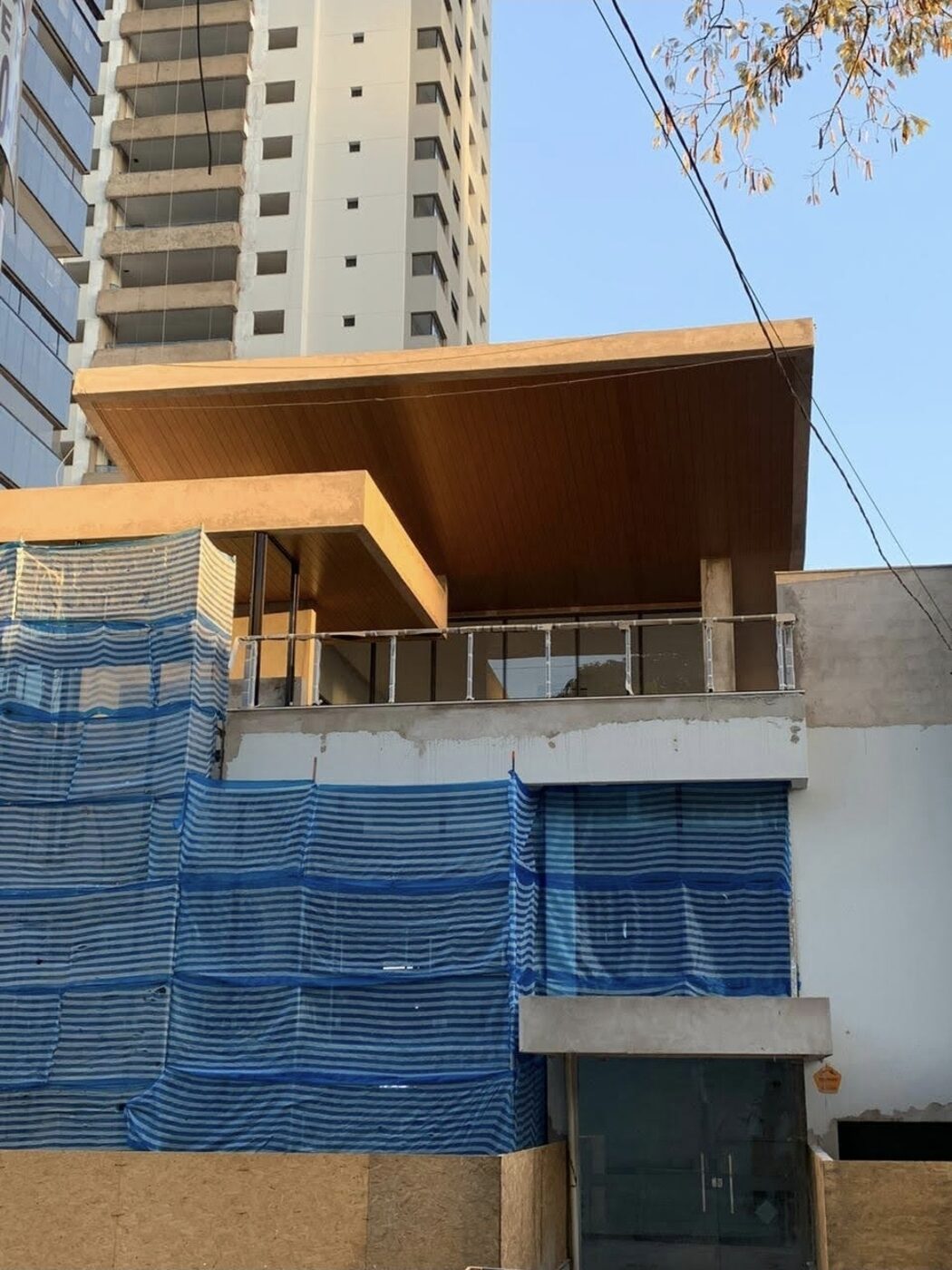 Fachada em 2020, recém-instalada
