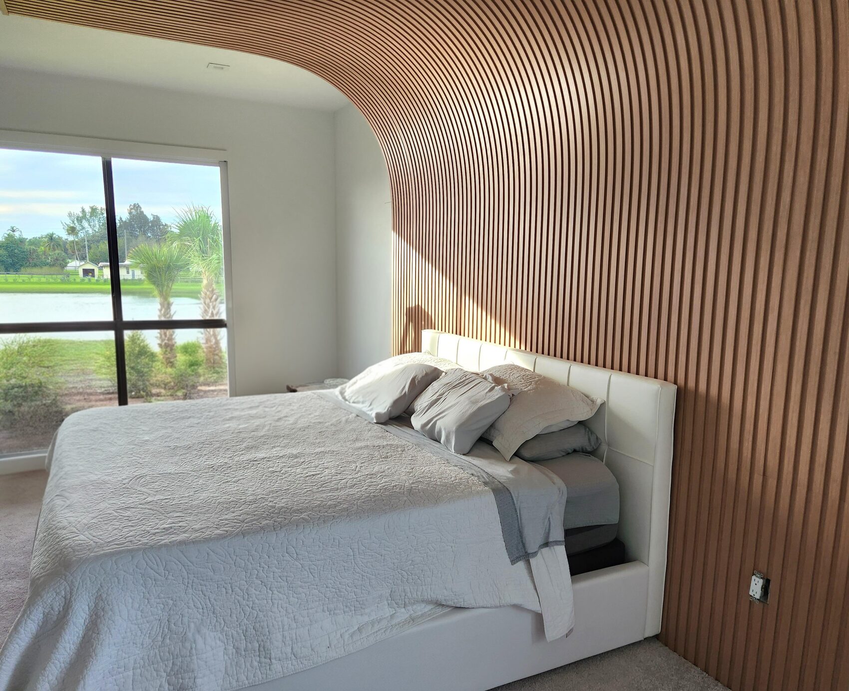Dormitorio con pared curva y vista