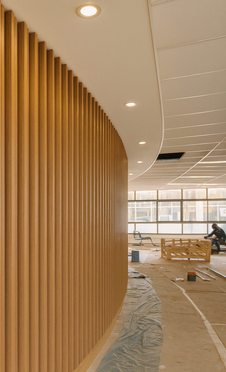 Pared curva de listones en oficina