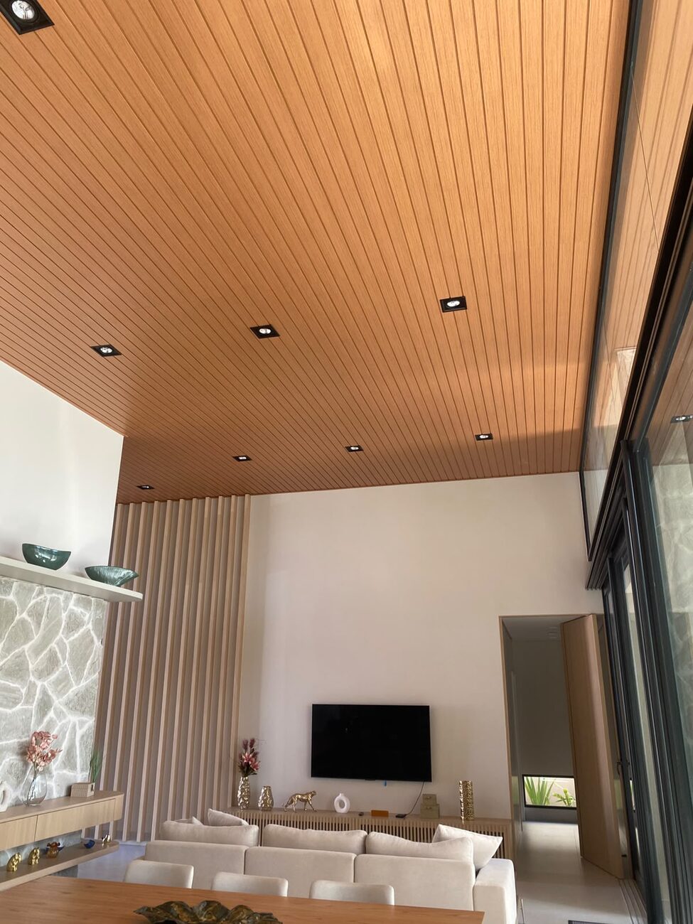Sala com teto lambri