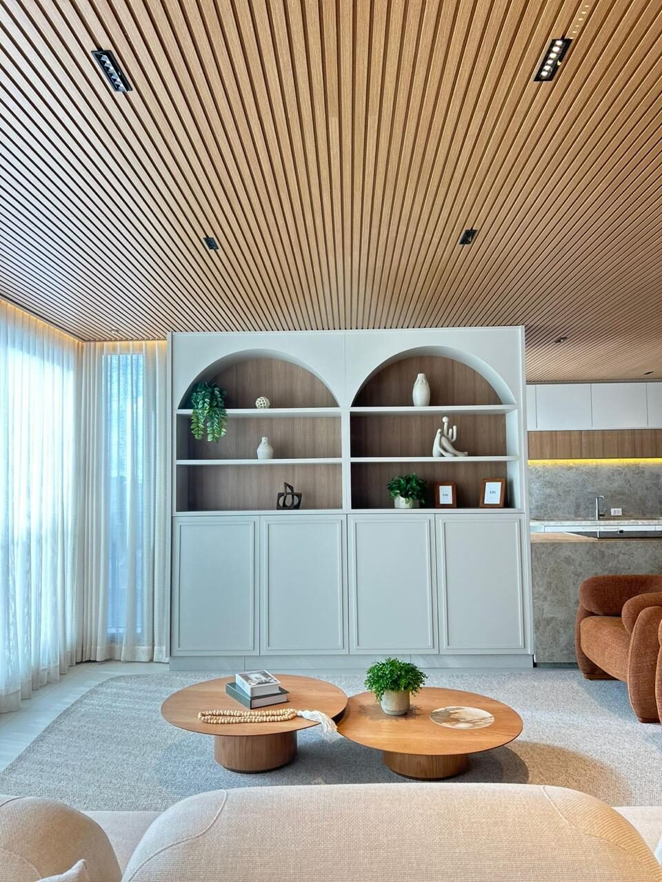 Sala con nichos arqueados y techo de listones