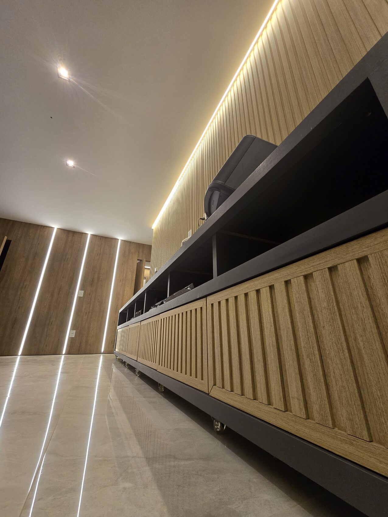 Carpintería con listones y LED