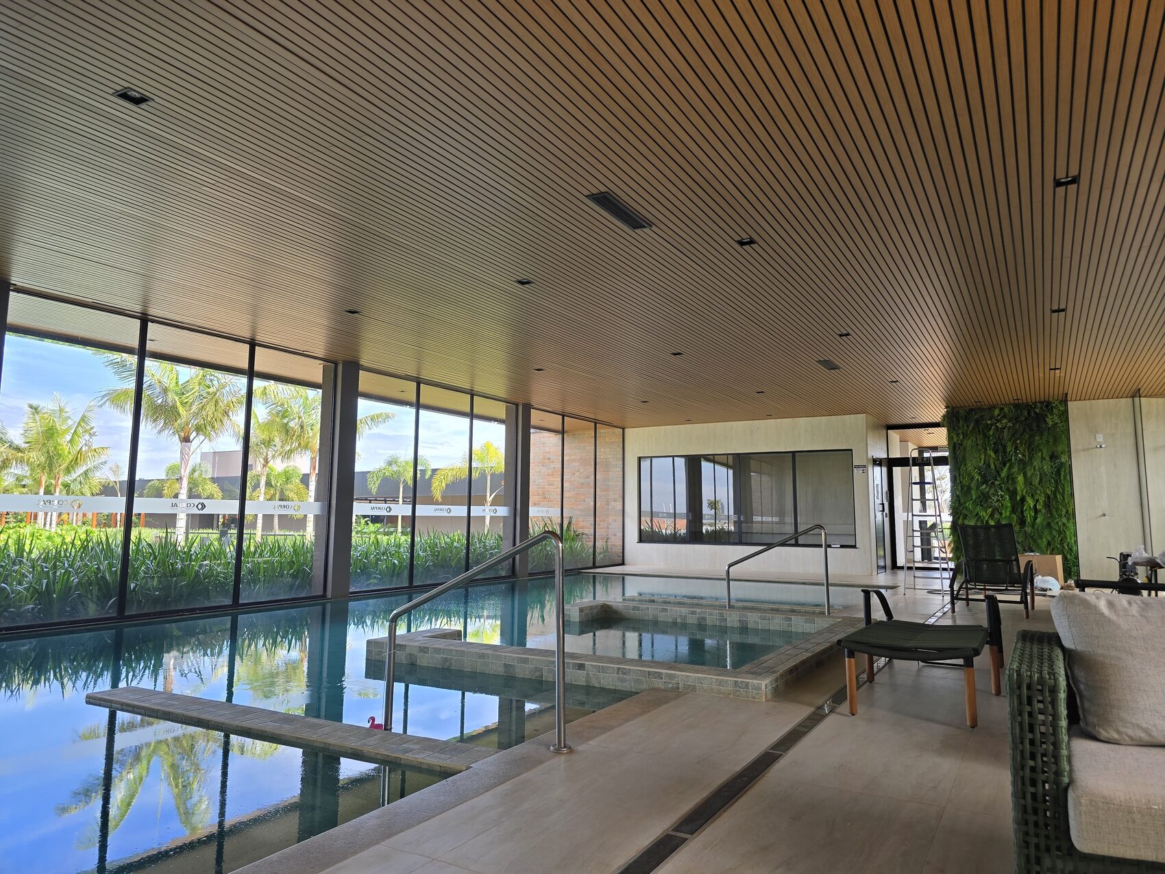 Piscina coberta em ripado