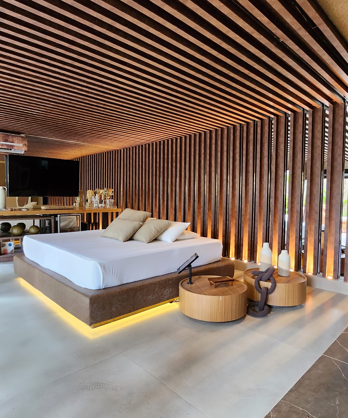 Suíte de hotel com parede ripada