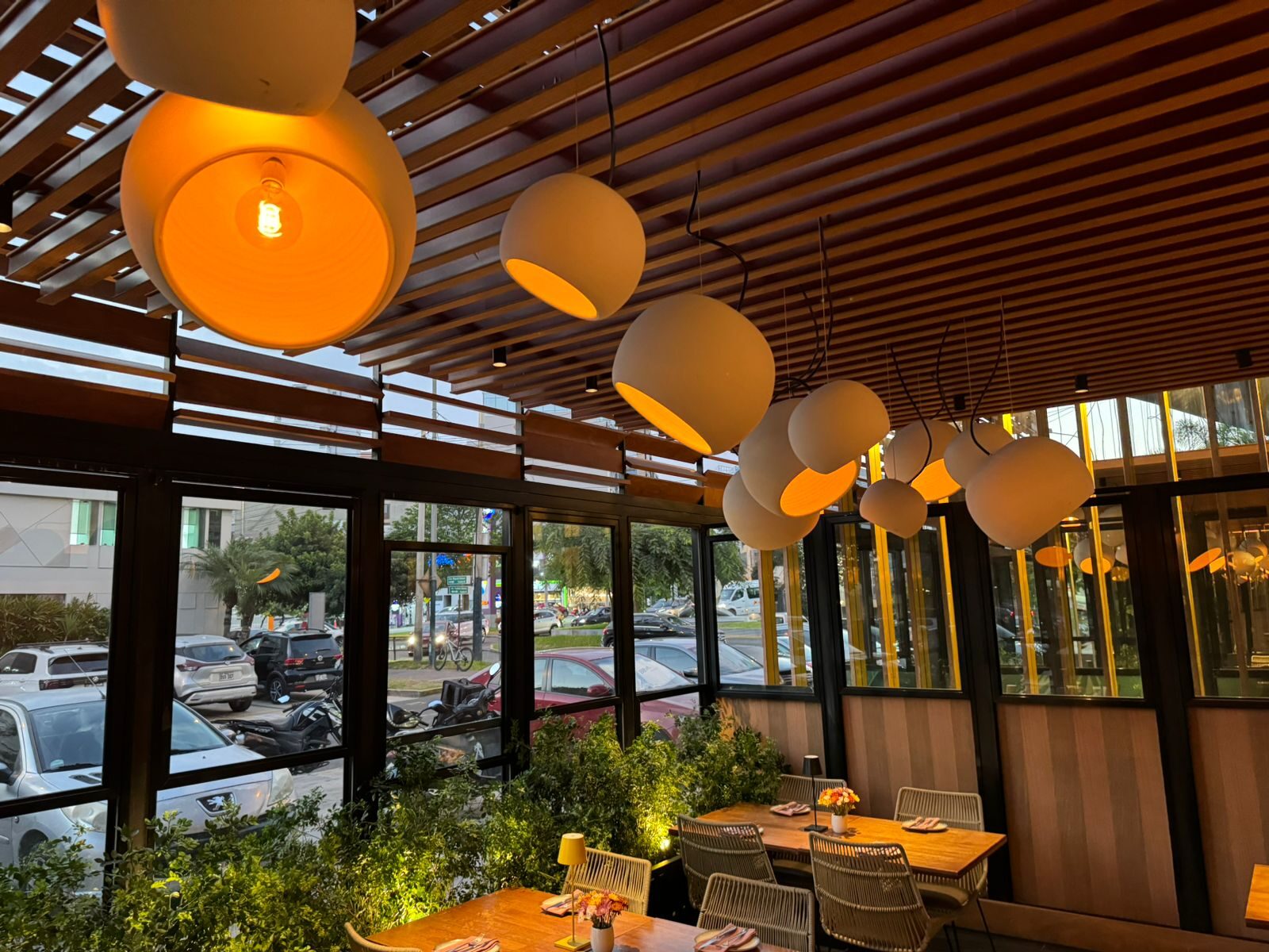 Restaurante com forro ripado