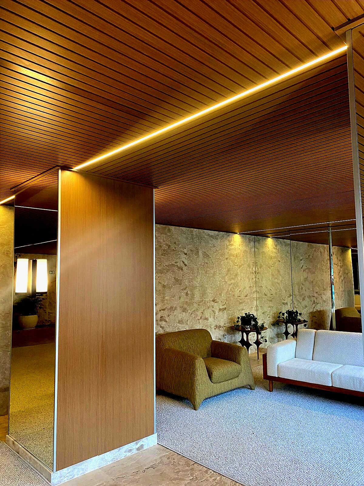 Parede e teto ripado com LED