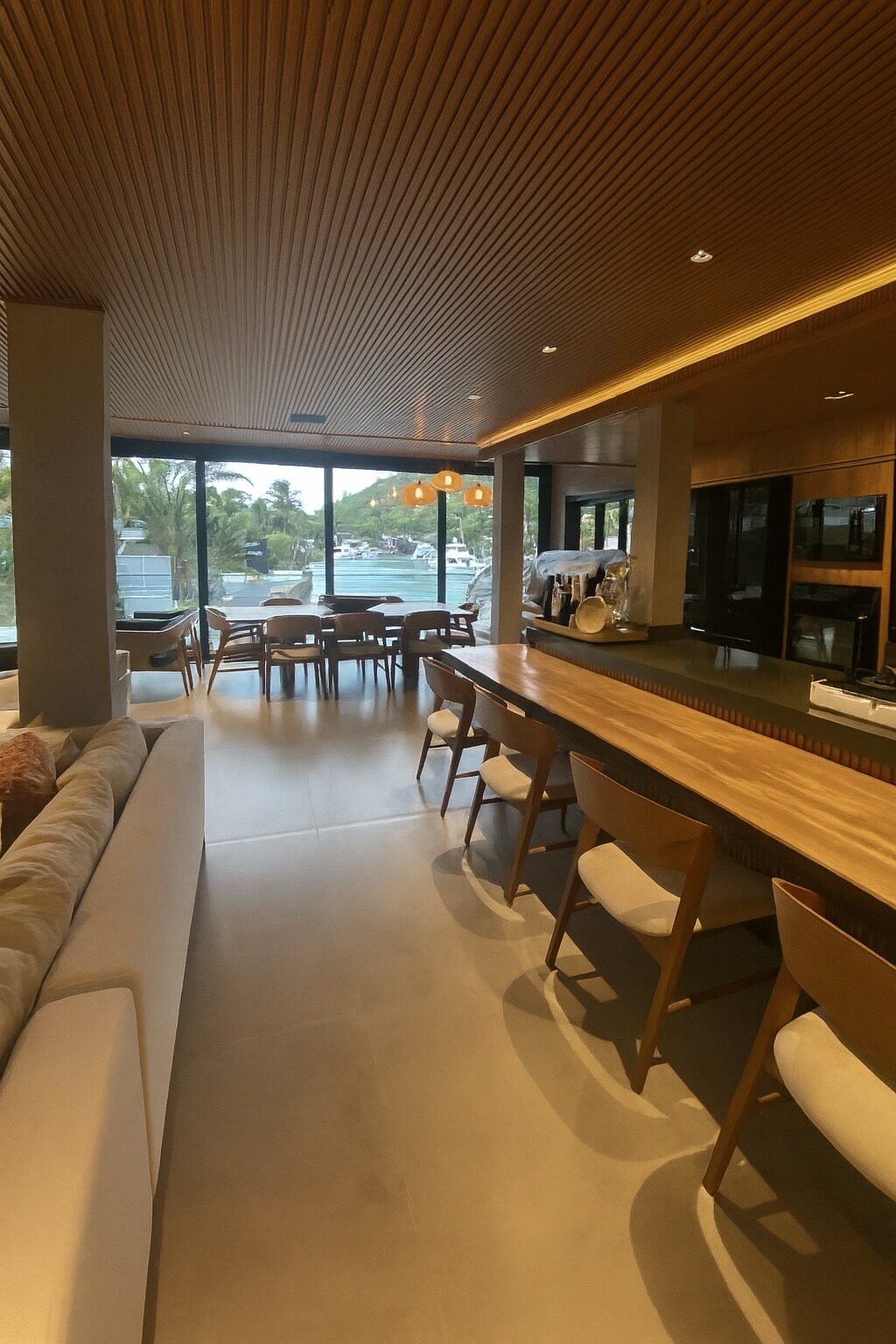Sala e cozinha com teto ripado