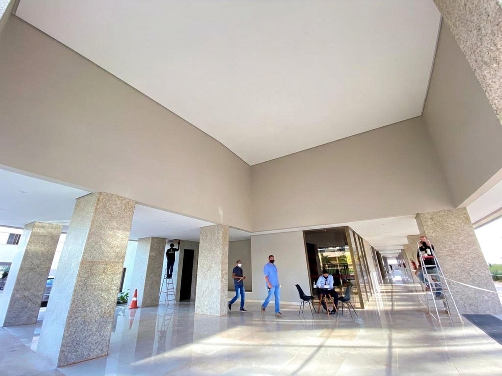 Lobby com forro e painéis antes