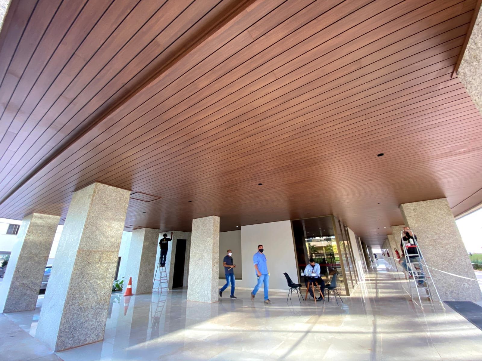 Lobby com forro e painéis depois