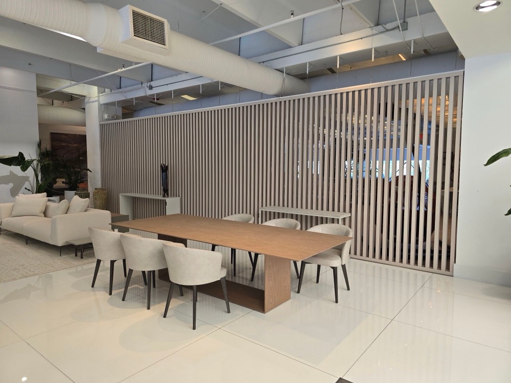 Divisória Breeze na cor nude na loja Artefacto de Miami, com mesa de jantar e sofá