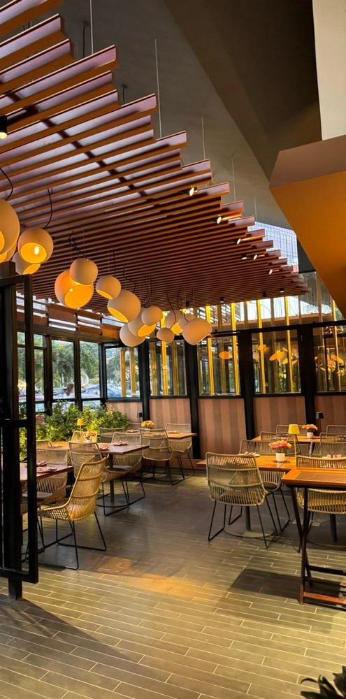 Forro Breeze com luminárias redondas em um restaurante de Lima, no Peru