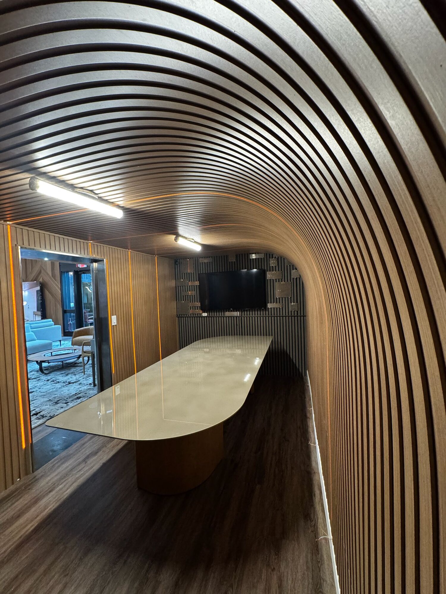 Tunnel with a curved BTO slatted panel